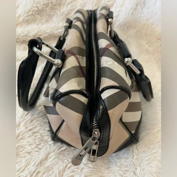 Burberry Black and Cream Shoulder Bag - Picture 15 of 16
